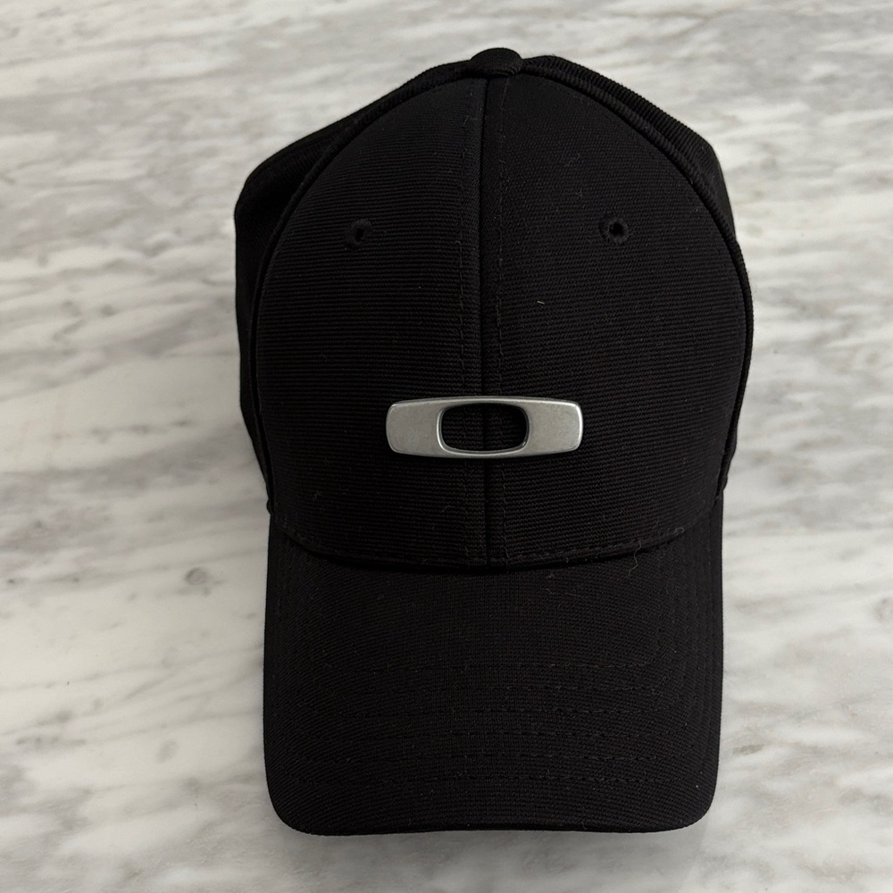 Oakley Black Cap with Silver Logo Size S/M